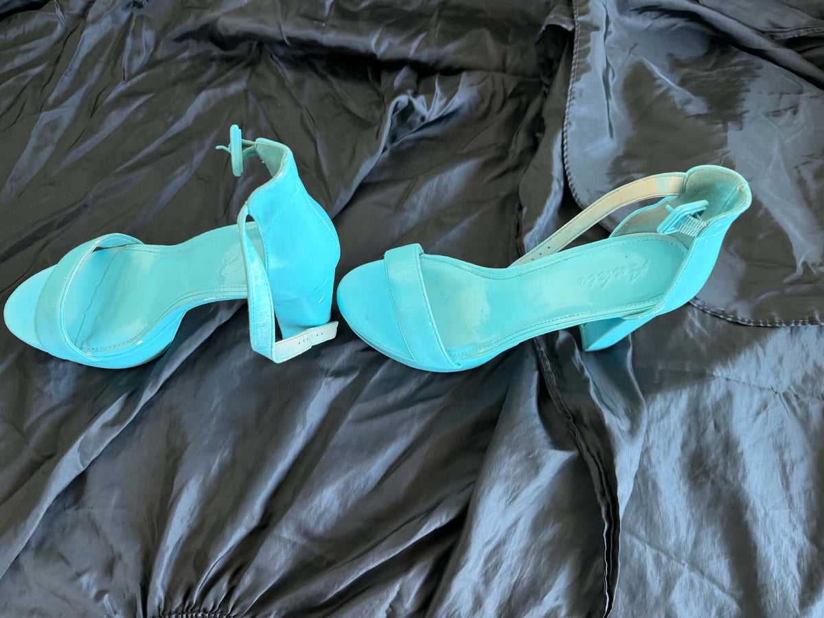 7.5 Painted Heel (Needs touched up)