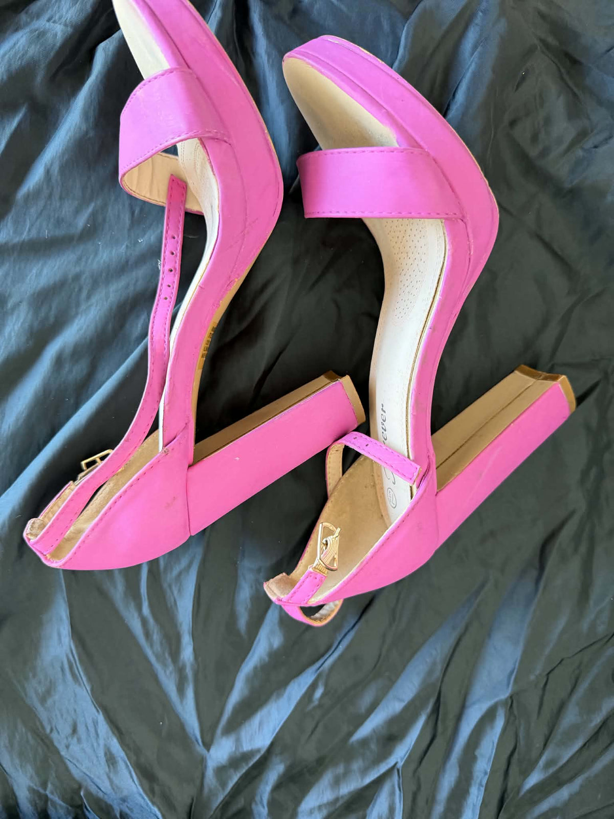 7.5 Painted Heel (Needs Touched up)