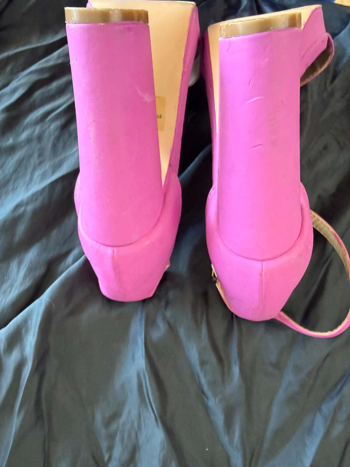 7.5 Painted Heel (Needs Touched up)