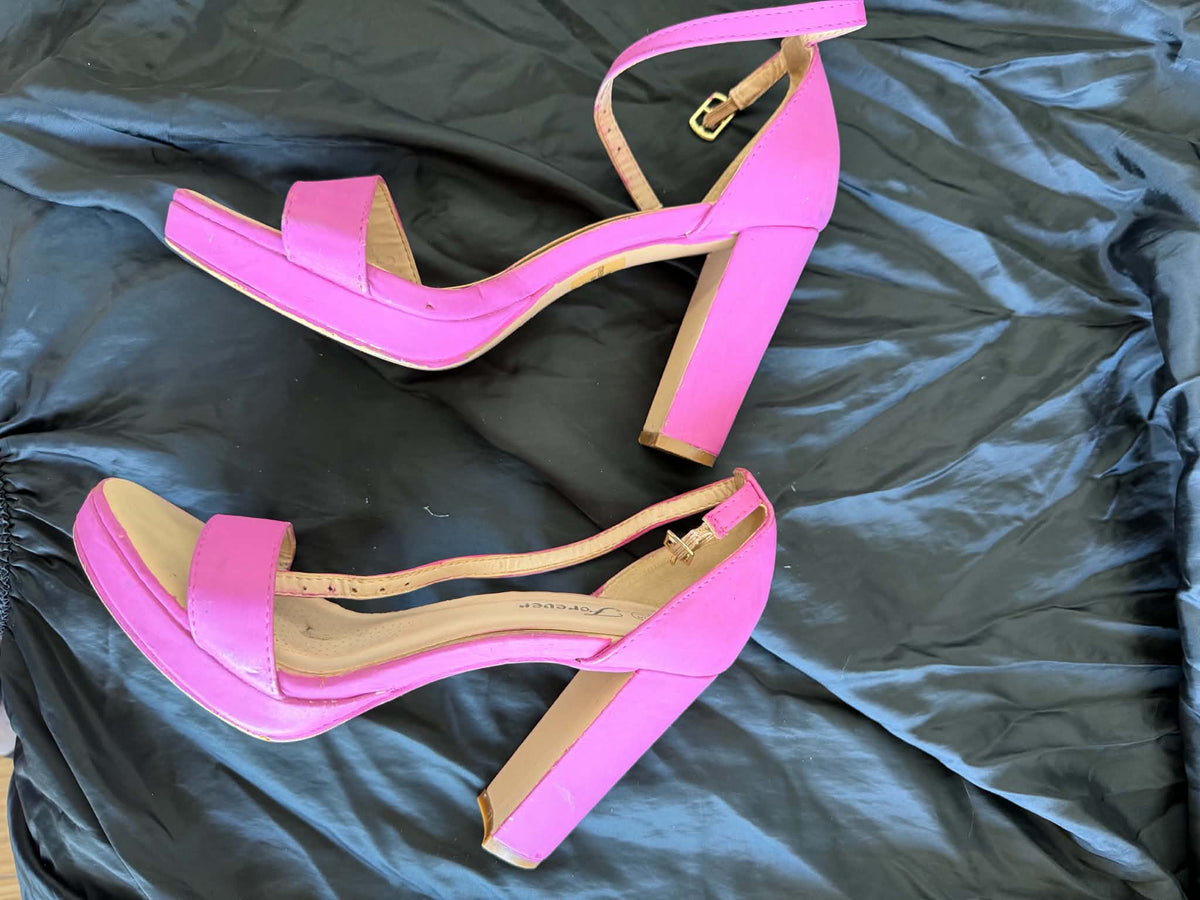 7.5 Painted Heel (Needs Touched up)